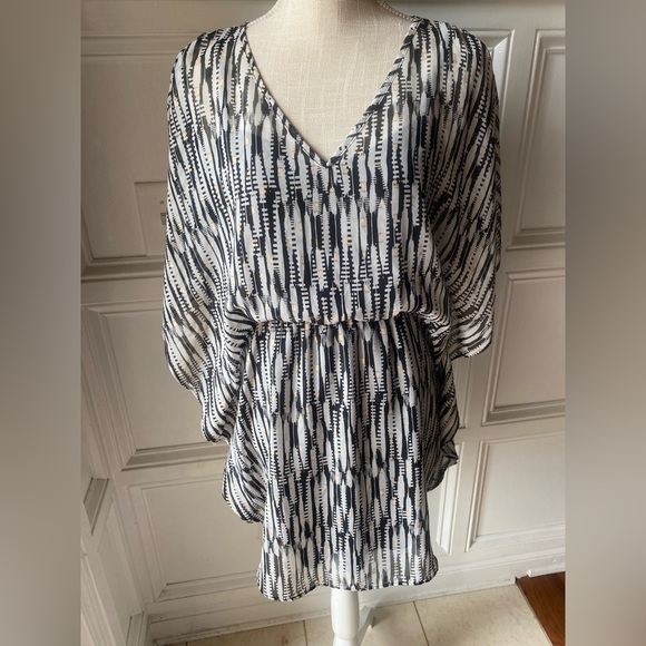 Express Dresses & Skirts - EXPRESS XS GEOMETRIC BLACK WHITE GOLD MINI DRESS